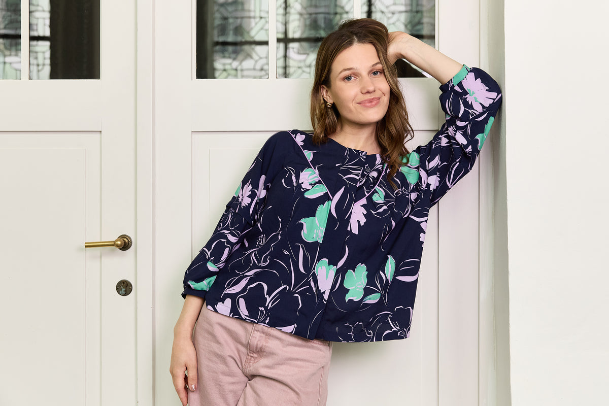 Atelier Jupe dark blue viscose with lilac and green flowers